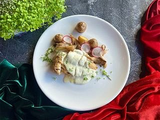 П Курин грудка с соусом Дор Блю, картофелем и вешенками